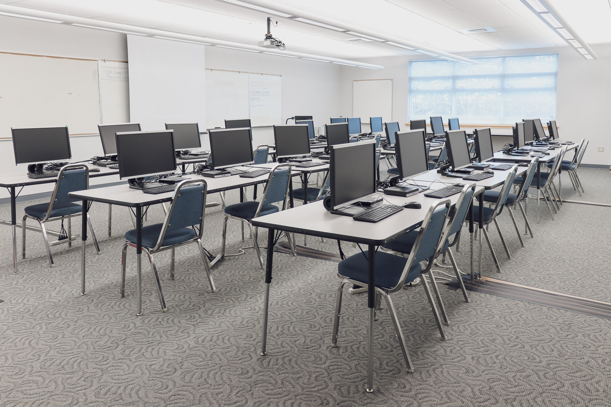 RTC's computer lab, seating 25. Contains several rows of computers.